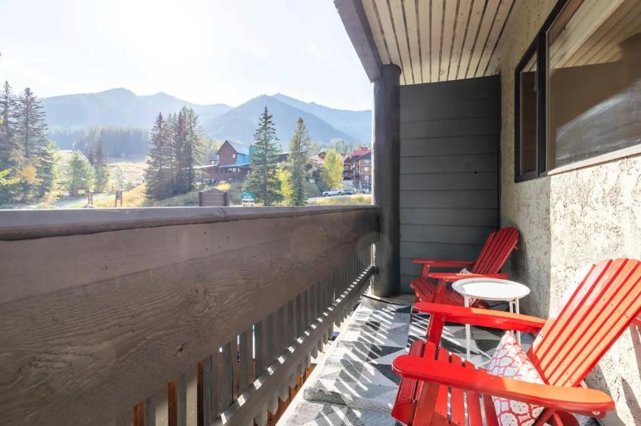 Griz Inn By Stayin Fernie Habitación foto